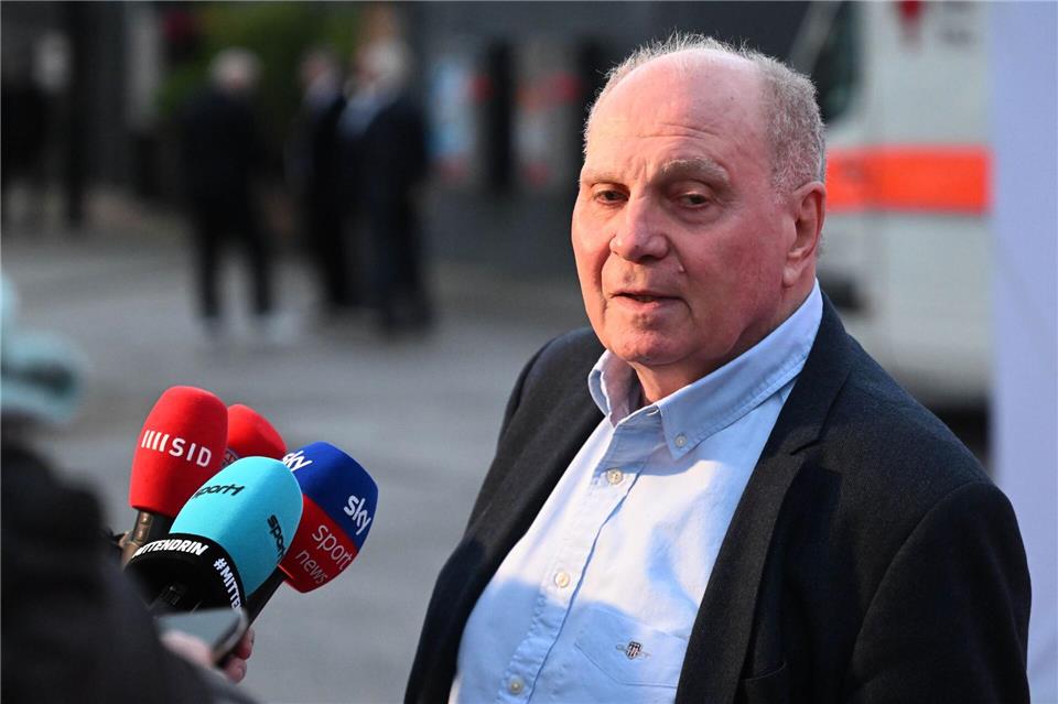 Uli Hoeneß kritisierte Lothar Matthäus für dessen Aussagen im Woltemade-Poker scharf.Felix Hörhager/dpa