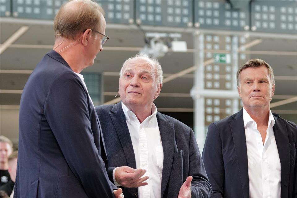 Uli Hoeneß (m) bezieht im Doppelpass Stellung.Uwe Lein/dpa