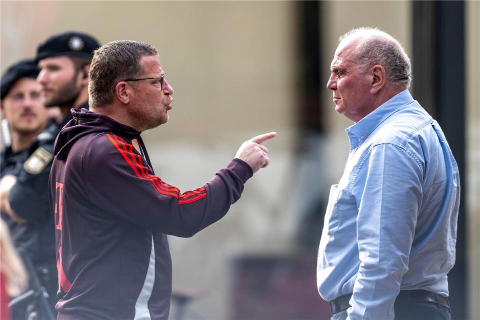 Uli Hoeneß (r) hat sich zuletzt zur Arbeit von Max Eberl (l) geäußert und damit für Wirbel gesorgt. (Archivbild)David Inderlied/dpa