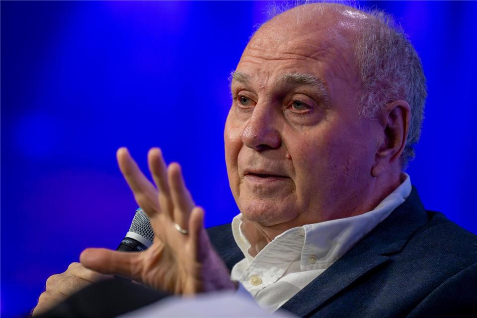 Uli Hoeneß rechnet auch mit der ehemaligen Bundesregierung ab. (Archivbild)Peter Kneffel/dpa