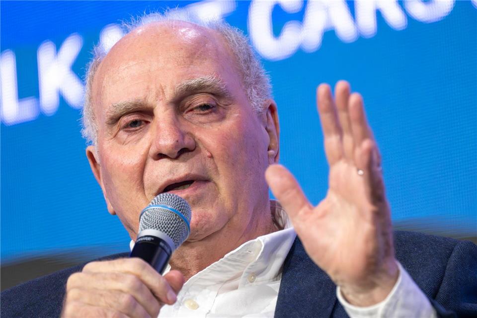 Uli Hoeneß spricht auf einem Kongress über Fußball-Themen und den FC Bayern.Peter Kneffel/dpa