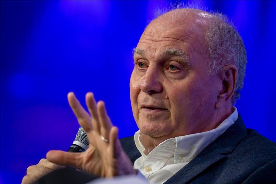 Uli Hoeneß wirbt für Per Mertesacker. (Archivild)Peter Kneffel/dpa