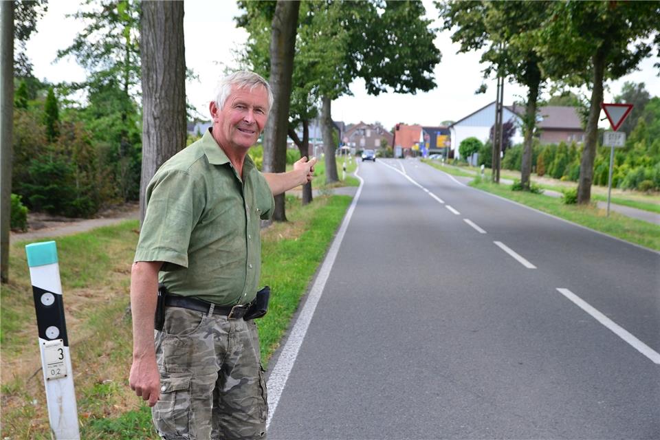 Ulrich Grunewald ärgert sich über Motorradfahrer, die seiner Meinung nach zu schnell über die Rhader Straße fahren.