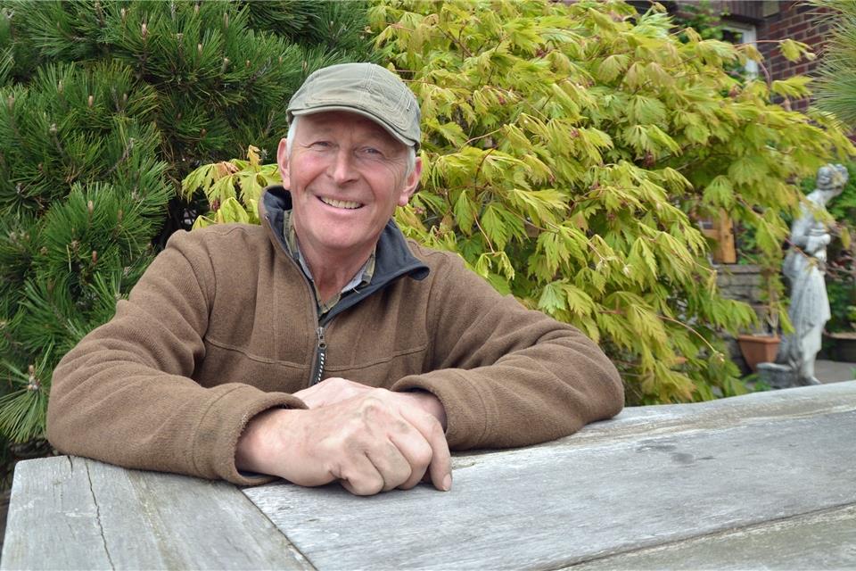 Ulrich Grunewald hat seine Gartenmöbel hinter sein Haus verlegt, damit er besonders an den Wochenenden etwas Entspannung findet. 