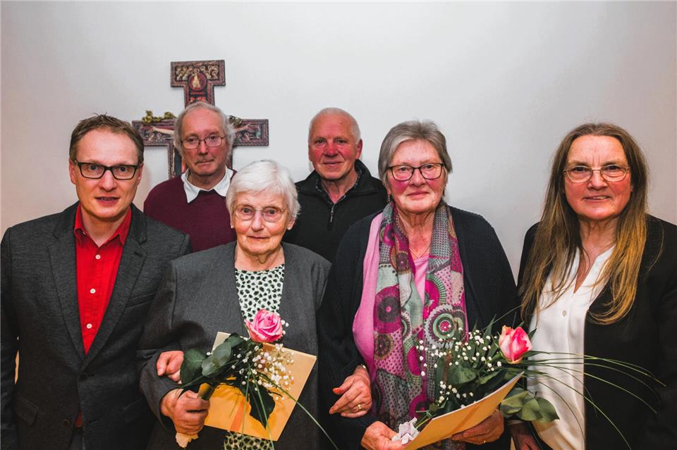 Ulrich Haucke, Klaus Bußkönning, Josef Borchers (von links) sowie Maria Kemper-Herbers (rechts) gratulieren Ulla Böhm und Christa Anneken (mit Blumenstrauß von links) zum Vereinsjubiläum.