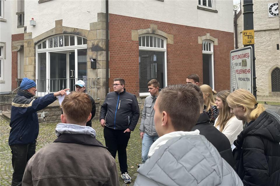 Ulrich Hengemühle (links) berichtet den Schülern von den Schicksalen Rekener Juden.