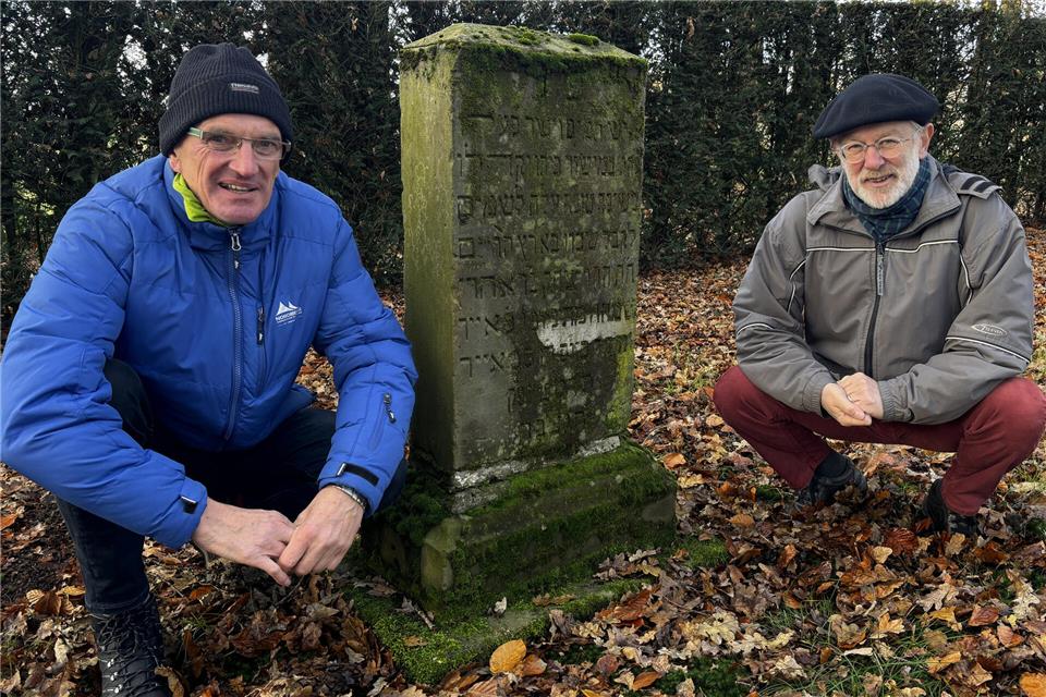 Ulrich Hengemühle (links) und Walter Schiffer am Grab von Gemeindevorsteher Salomon Lebenstein. Der Grabstein von 1889 ist der älteste auf dem jüdischen Friedhof in Reken.