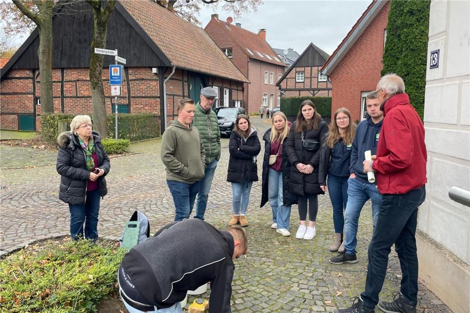 Ulrich Hengemühle (r.) berichtet den Mitgliedern der Landjugend Reken aus dem Leben der jüdischen Bevölkerung.