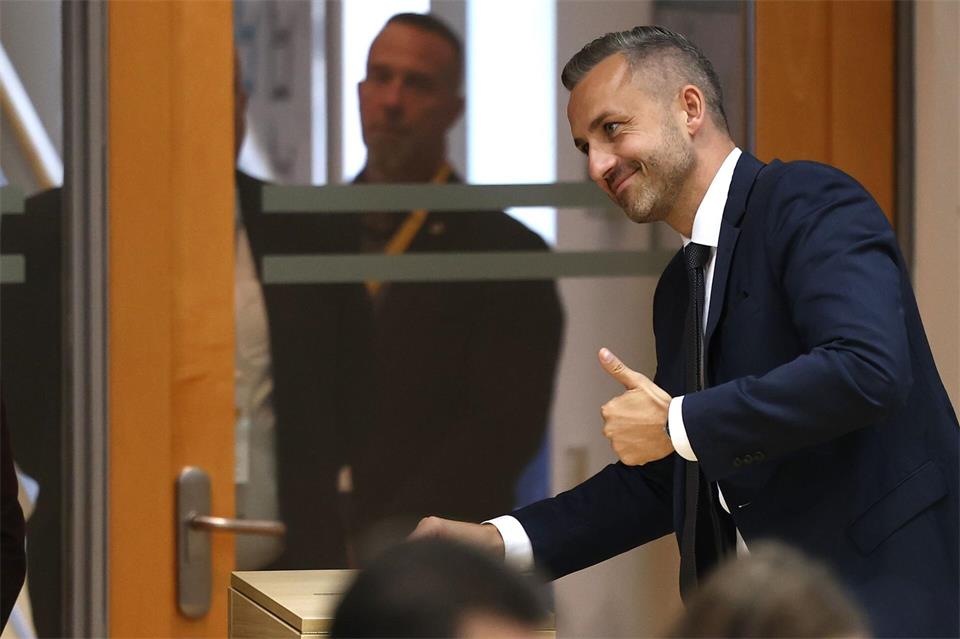 Ulrich Siegmund (AfD) steht an der Wahlurne während der konstituierenden Sitzung des Landtags von Sachsen-Anhalt.Jan Woitas/dpa pool/dpa