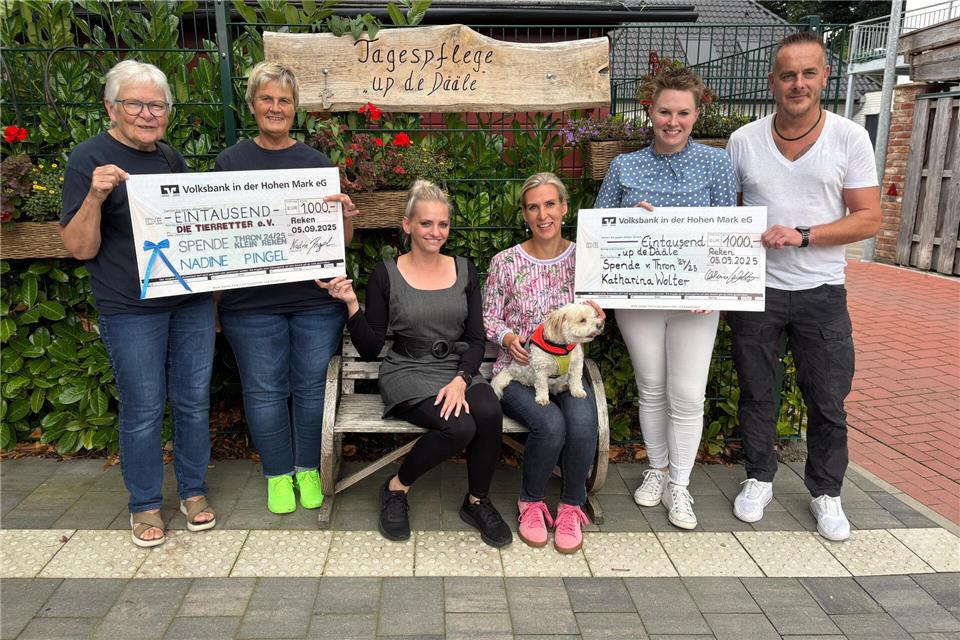 Ulrike Hiermes und Andrea Lemanski (links von dem Tierretter-Verein) sowie Sonja Graf und Christian Böttcher (rechts von der Tagespflege „Up de Dääle“) nehmen von Nadine Pingel und Katharina Wolter (auf der Bank) die Spende entgegen.