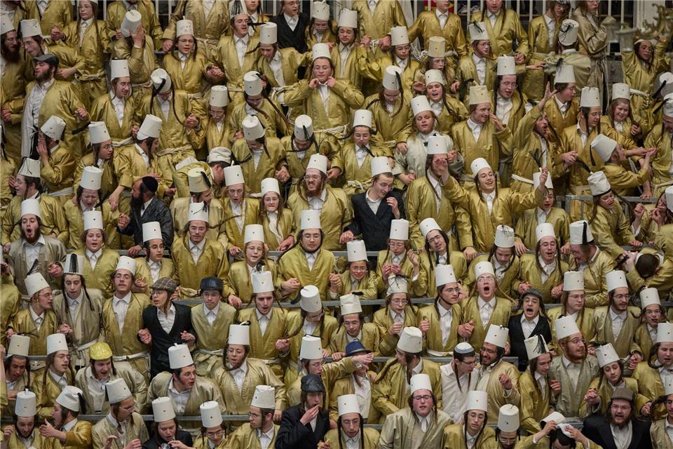 Ultraorthodoxe jüdische Männer und Jungen feiern in Jerusalem das Purimfest während des Krieges mit dem Iran.Ohad Zwigenberg/AP/dpa