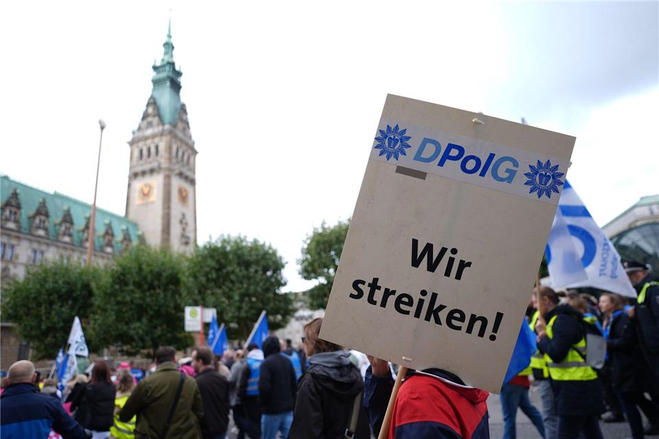 Demonstration und Warnstreiks in Hamburger Behörden Um 11.30 Uhr hatte der Demonstrationszug in Nähe des Bahnhofes Dammtor begonnen. Um 13 Uhr fand eine Kundgebung auf dem Adolphsplatz statt.Marcus Brandt/dpa