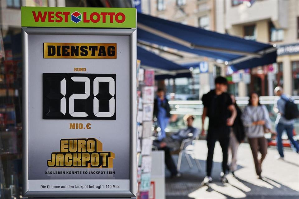 Um 120 Millionen Euro ging es bei der Ziehung im Eurojackpot.Oliver Berg/dpa