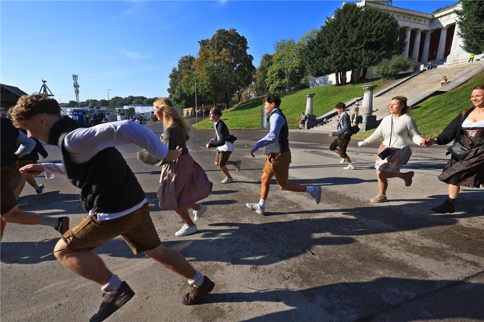 Um 9 Uhr öffneten die Tore zum Gelände - und der Ansturm begann.Karl-Josef Hildenbrand/dpa