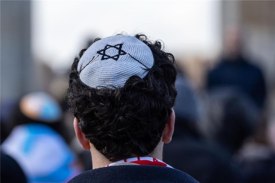 Um Antisemitismus zu bekämpfen, stellt ein Bündnis konkrete Forderungen auf (Symbolbild).Hannes P Albert/dpa