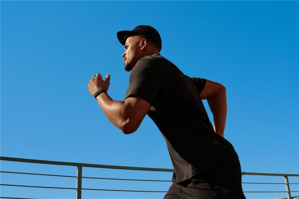 Um Ausdauer geht’s nicht nur beim Fitnesstraining, sondern auch beim Fitnessband: Das Fitbit Air kommt mit einer Akkuladung problemlos über eine ganze Woche, bei sparsamer Nutzung sind sogar bis zu 15 Tage drin. -/Google/dpa-tmn