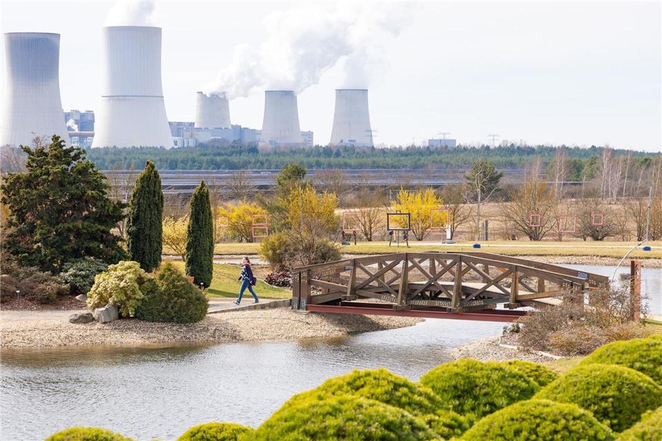 Um Besuchern Lichtkunst bei Dunkelheit zu präsentieren, ist der Findlingspark Nochten bis 29. März täglich bis 22.00 Uhr geöffnet.Jürgen Lösel/dpa/ZB