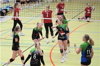 Um Dauer-Jubelmodus bis zum Finale: Hier freut sich der RSV Borken über einen erfolgreichen Angriff von Antonia Tebroke im Auftaktmatch gegen den gastgebenden TV Jahn Rheine.