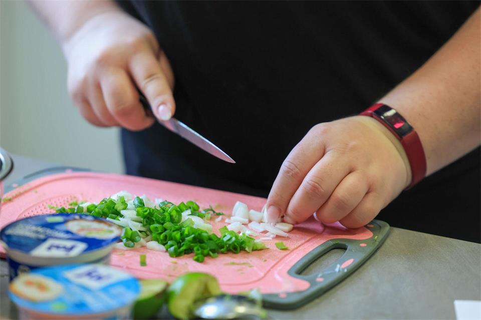 Um Gewicht zu verlieren, reicht kein Abnehmmedikament allein. Ernährung und Sport spielen eine wichtige Rolle. (Symbolbild)Jan Woitas/dpa