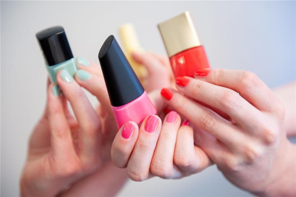 Nagellack entsorgen: So geht es richtig Um Nagellack umweltfreundlich zu entsorgen, sollten flüssige Reste als Sondermüll bei einer Schadstoffsammelstelle oder auf dem Wertstoffhof abgegeben werden.picture alliance / dpa Themendienst