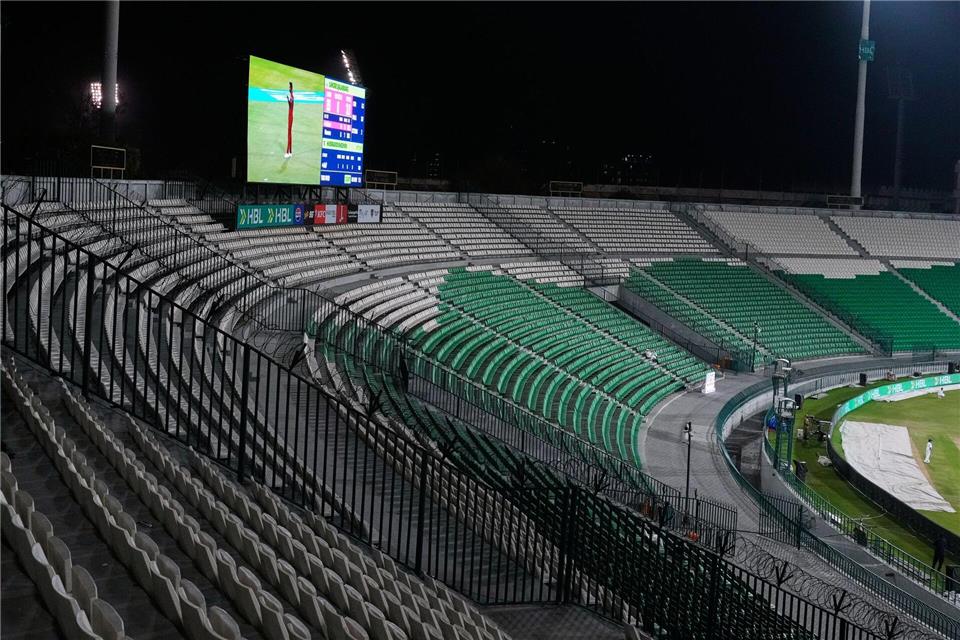 Um Sprit zu sparen, spielt die pakistanische Kricket-Liga seit Donnerstag vor leeren Rängen.K.M. Chaudary/AP/dpa