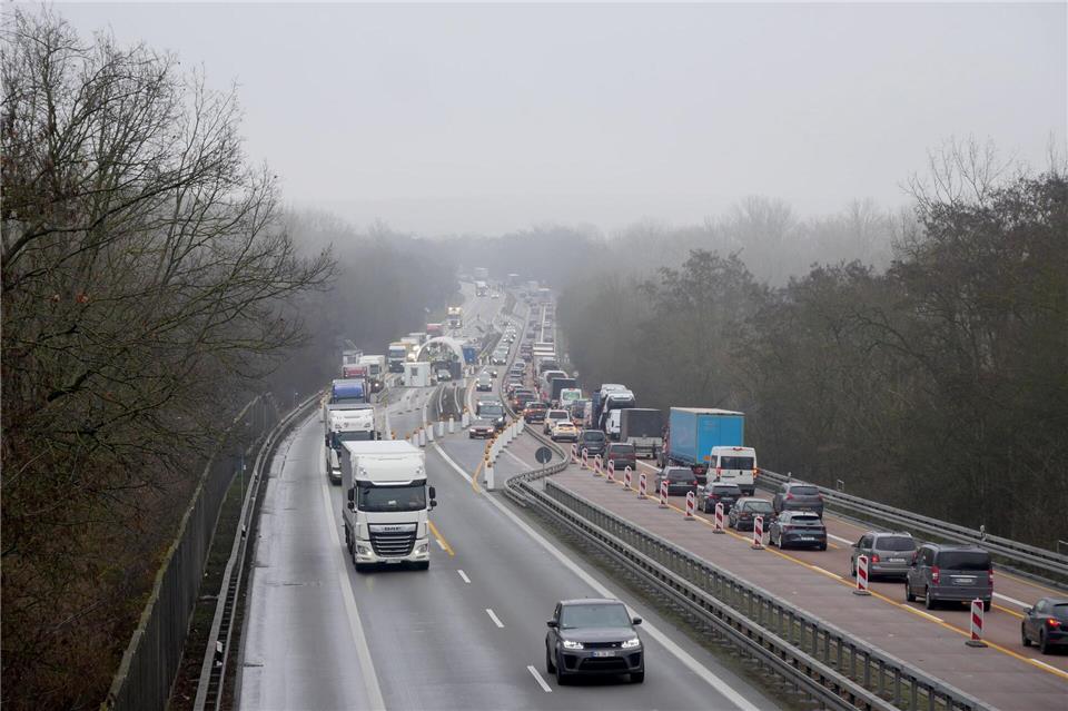 Um Staus durch die feste Grenzkontrollstelle auf der A12 bei Frankfurt (Oder) einzudämmen, gibt es nach einem Umbau jetzt eine neue Verkehrsführung. Thomas Mattuschka/Autobahn GmH des Bundes Niederlassung Nordost/dpa