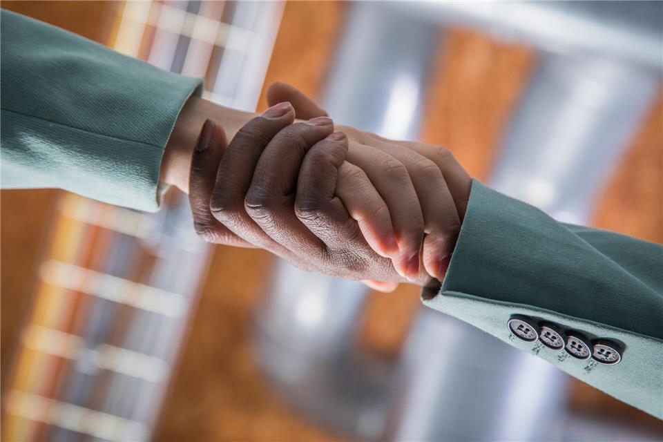 Um Teil des Teams zu werden, sollten neue Mitarbeiterinnen und Mitarbeiter sich aktiv einbringen. Was immer geht? Fragen stellen, Interesse zeigen!Christin Klose/dpa-tmn