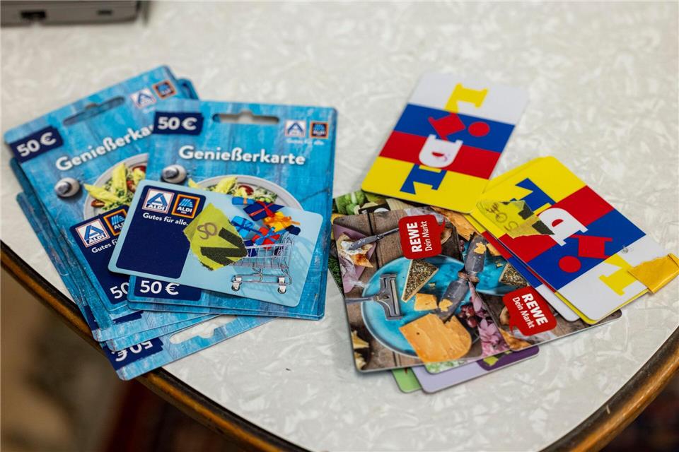 Um an Bargeld zukommen, kaufen manche Geflüchtete Lebensmittelgutscheine in Supermärkten mit ihren Bezahlkarten, und tauschen sie in sogenannten Wechselstuben gegen Bargeld. Das soll die Bezahlkarte eigentlich verhindern.Helmut Fricke/dpa