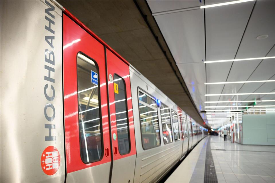 Um auf die gestiegene Nachfrage zu reagieren, setzt die Hochbahn samstags künftig mehr Bahnen ein (Symbolbild)Gregor Fischer/dpa