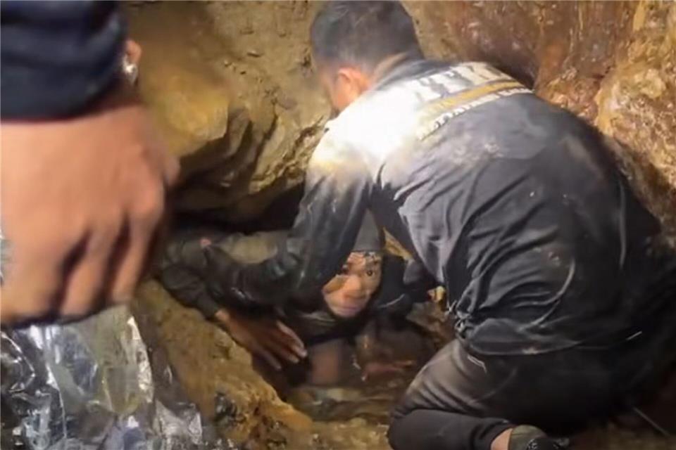 Um aus dem Berg zu kommen, musste der Gerettete viele enge Tunnel und überflutete Gänge passieren.-/Metta Tham Rescue Kalasin/AP/dpa