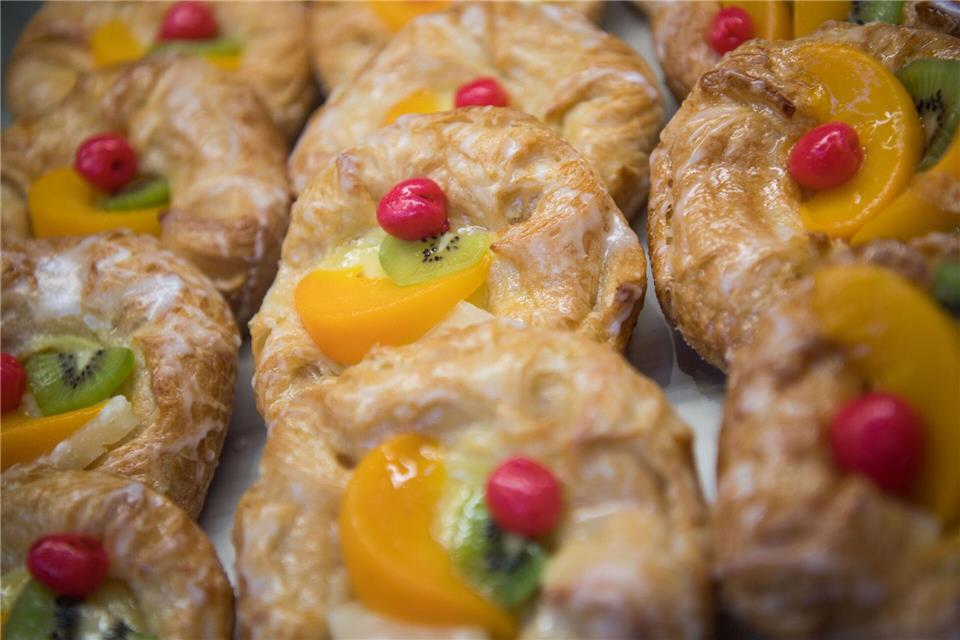 Um bei Plunderteilchen mit Obst nach dem Backen für eine glänzende, appetitliche Oberfläche zu sorgen, werden sie mit Fruchtgelee bestrichen, sprich „abgeglänzt“. picture alliance / Lino Mirgeler/dpa