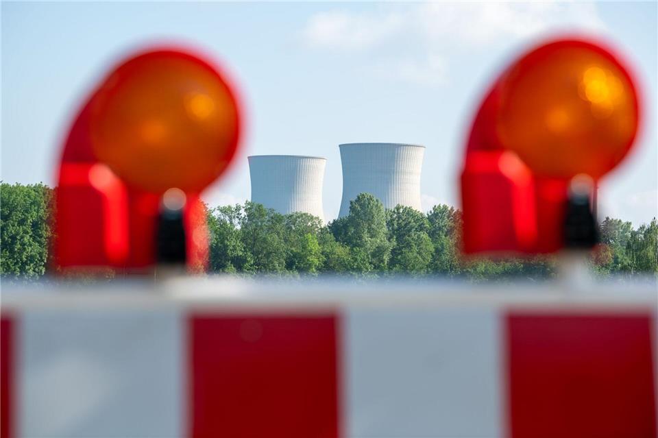 Sprengung der Kühltürme - 56.000 Tonnen Stahlbeton fallen Um das Kraftwerk gilt während der Sprengung ein Sperrbereich. (Archivbild)Stefan Puchner/dpa