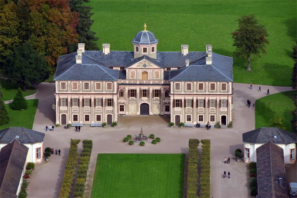 Um das Schloss Favorite herum gibt es eine große Parkanlage. (Archivbild)picture alliance / dpa