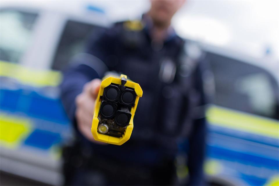 Um den 26-Jährigen zu überwältigen, setzt die Polizei einen Taser ein. (Symbolbild) Rolf Vennenbernd/dpa
