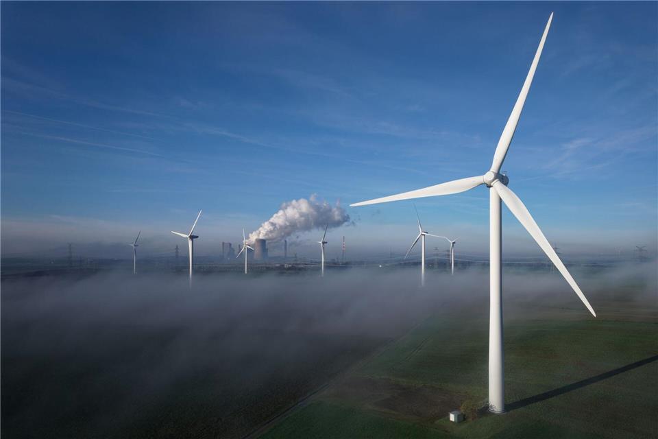 Um den Ausbau der Windenergie zu beschleunigen, wurden in ganz Nordrhein-Westfalen sogenannte Windenergiebereiche ausgewiesen. (Symbolbild)Henning Kaiser/dpa