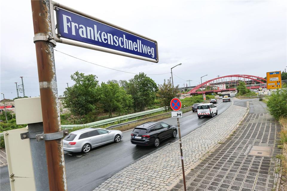 Um den Ausbau des Frankenschnellweges in Nürnberg, einer wichtigen Nord-Süd-Verkehrsachse in der Metropolregion, gibt es seit Jahrzehnten Streit (Archivbild). Daniel Löb/dpa