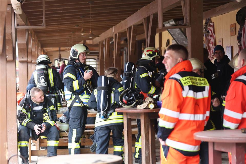 Um den Brand zu löschen, waren 65 Einsatzkräfte vor Ort.Matthias Bein/dpa