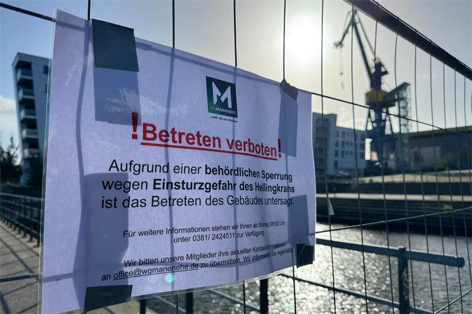 Um den Kran ist ein Bereich weiträumig abgesperrt worden.Christopher Hirsch/dpa