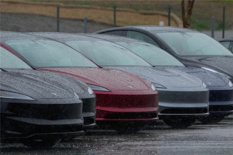 Um den Namen von Teslas Assistenzsystem „Autopilot“ gibt es schon lange Streit. (Archivbild)Godofredo A. Vásquez/AP/dpa