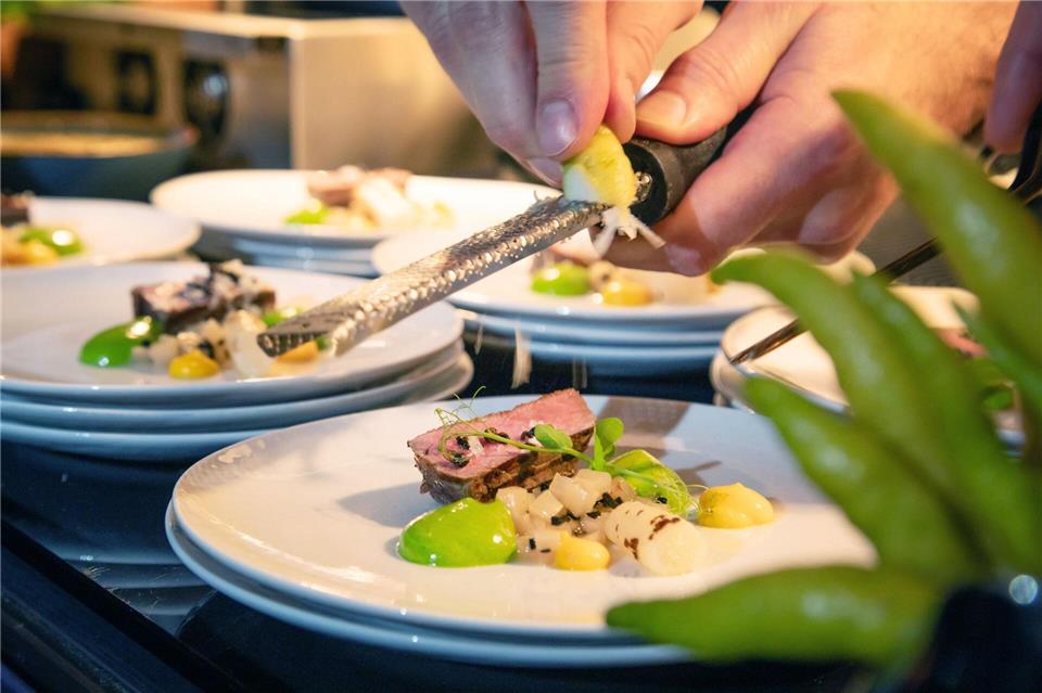 Um den Teller zusätzlich zu dekorieren, funktionieren Zitronenzesten wunderbar. Es können aber auch gehackte Nüsse, gehobelter Parmesan, grobes Meersalz oder gemahlener Pfeffer sein. Christin Klose/dpa-tmn