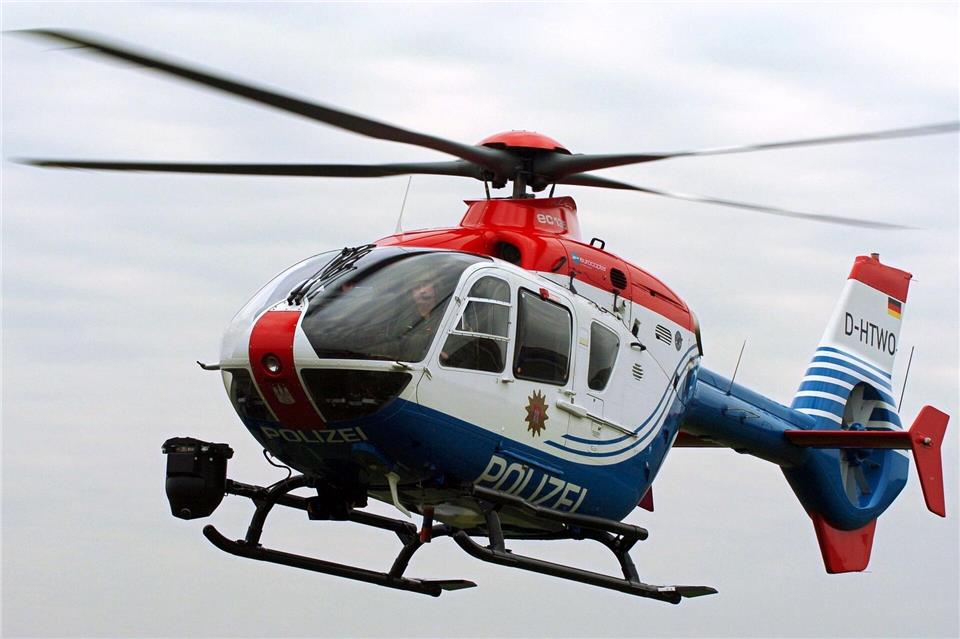 Um den Überblick über die Ausschreitungen zu bewahren, kam auch ein Polizeihubschrauber zum Einsatz. (Symbolbild)picture alliance / dpa