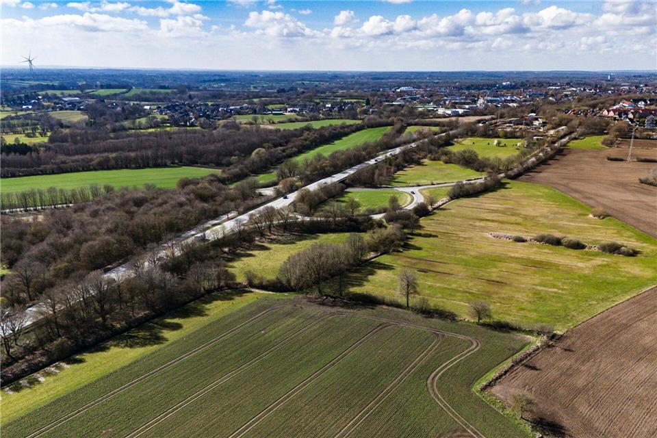 Um den Weiterbau der Autobahn wird immer wieder vor Gericht gestritten. (Archivfoto)Frank Molter/dpa