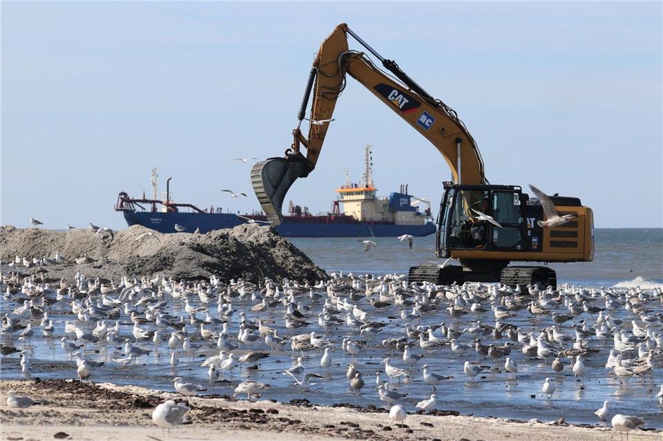 Um den Westen der Insel Norderney zu schützen, wurden zuletzt tausende Kubikmeter Sand aufgespült. Volker Bartels/dpa
