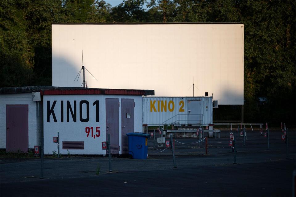 Um die 650 Fahrzeuge haben Platz im Autokino Gravenbruch.Hannes P. Albert/dpa