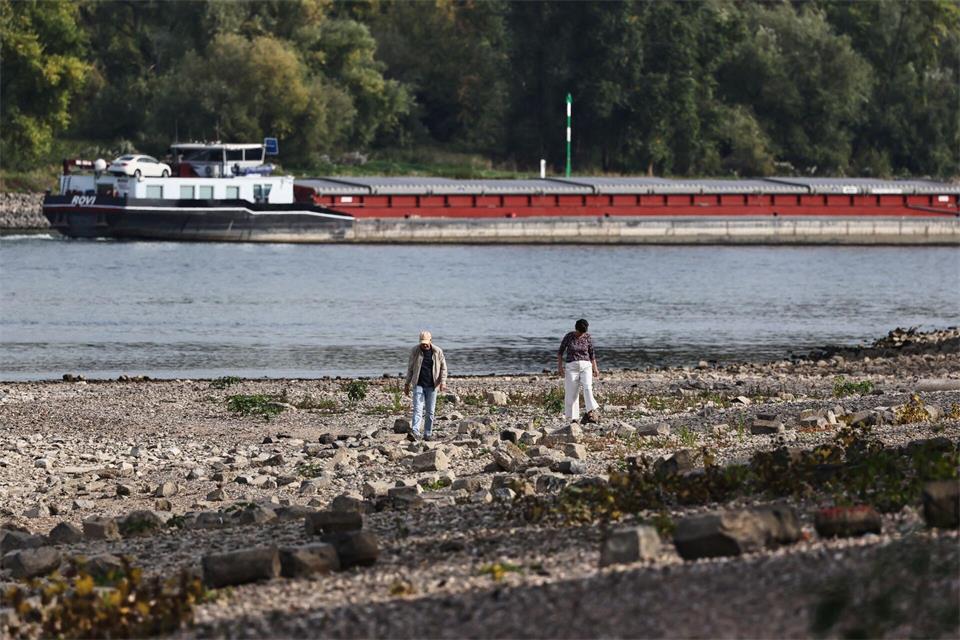 Um die Auswirkungen des Niedrigwassers abzumildern, dürfen Lastwagen in NRW auch weiterhin an Sonn- und Feiertagen fahren - was eigentlich verboten ist.Oliver Berg/dpa