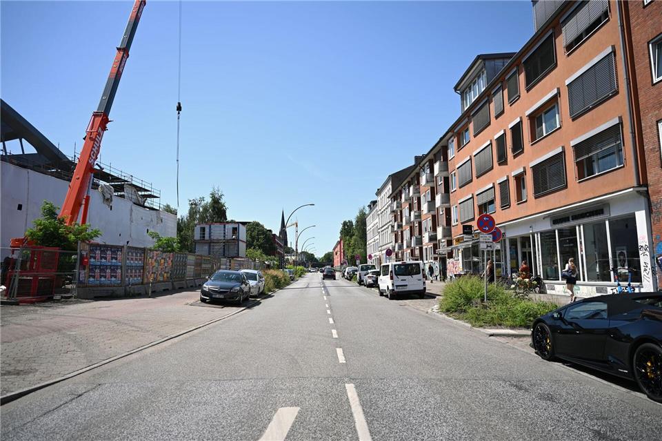 Um die Brückenteile an die Baustelle zu transportieren, wurden die Bäume der Max-Brauer-Allee im Schanzenviertel gefällt.Lilli Förter/dpa