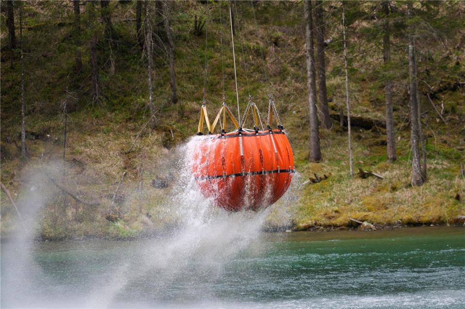 Um die Flammen zu löschen, waren auch Hubschrauber mit Löschwasserbehältern im Einsatz. (Archivbild)Uwe Lein/dpa