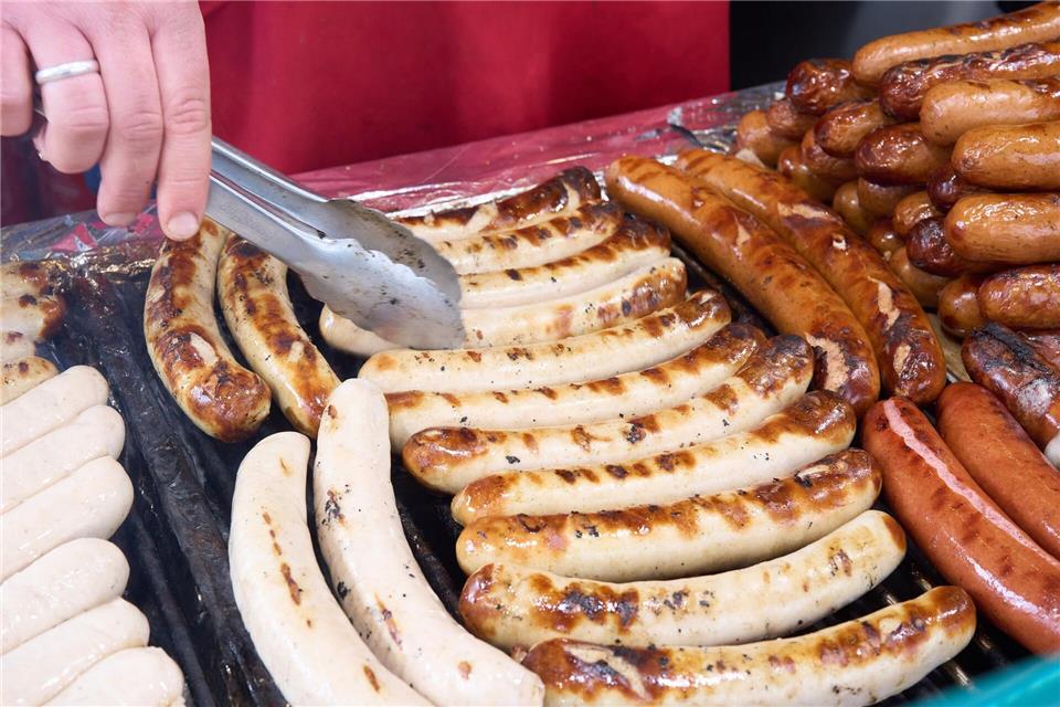 Um die Inflationsrate zu berechnen, schauen sich die Statistiker die Preisentwicklung bei sehr vielen Produkten und Dienstleistungen an. Passend zum Beginn der Grillsaison sanken in NRW von Februar auf März die Preise für Bratwürste um fast vier Prozent. (Symbolbild)Thomas Frey/dpa