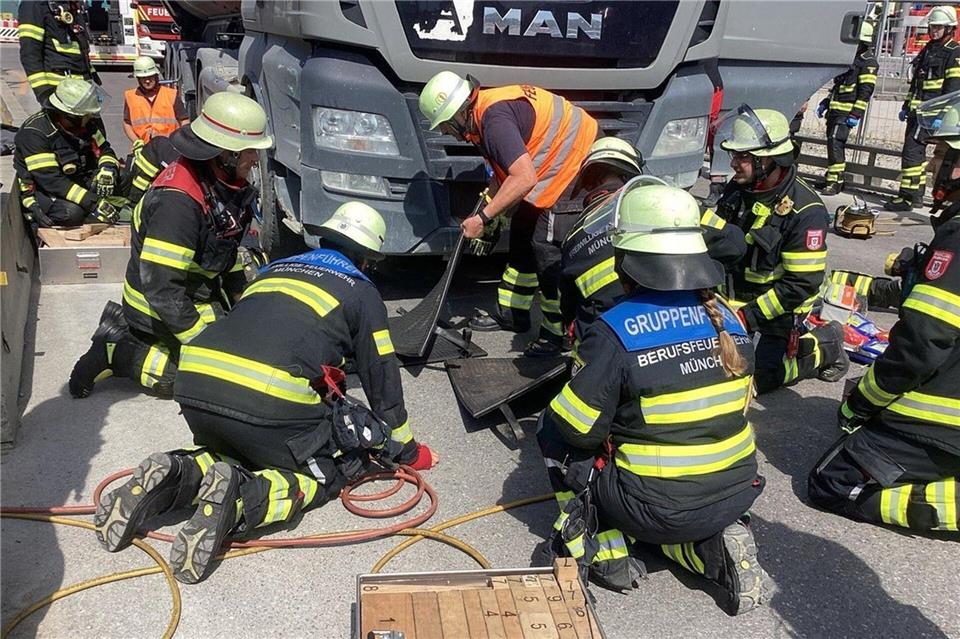 Um die Radlerin zu befreien, demontierten die Einsatzkräfte Bodenteile des Lasters.-/Berufsfeuerwehr München/dpa