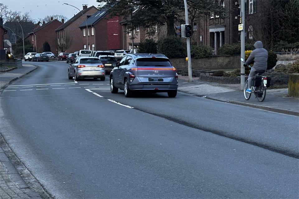 Um die Situation für Radfahrer auf der Dorstener Straße zu verbessern, wird der Landesbetrieb Straße NRW dort beidseitig Schutzstreifen markieren.